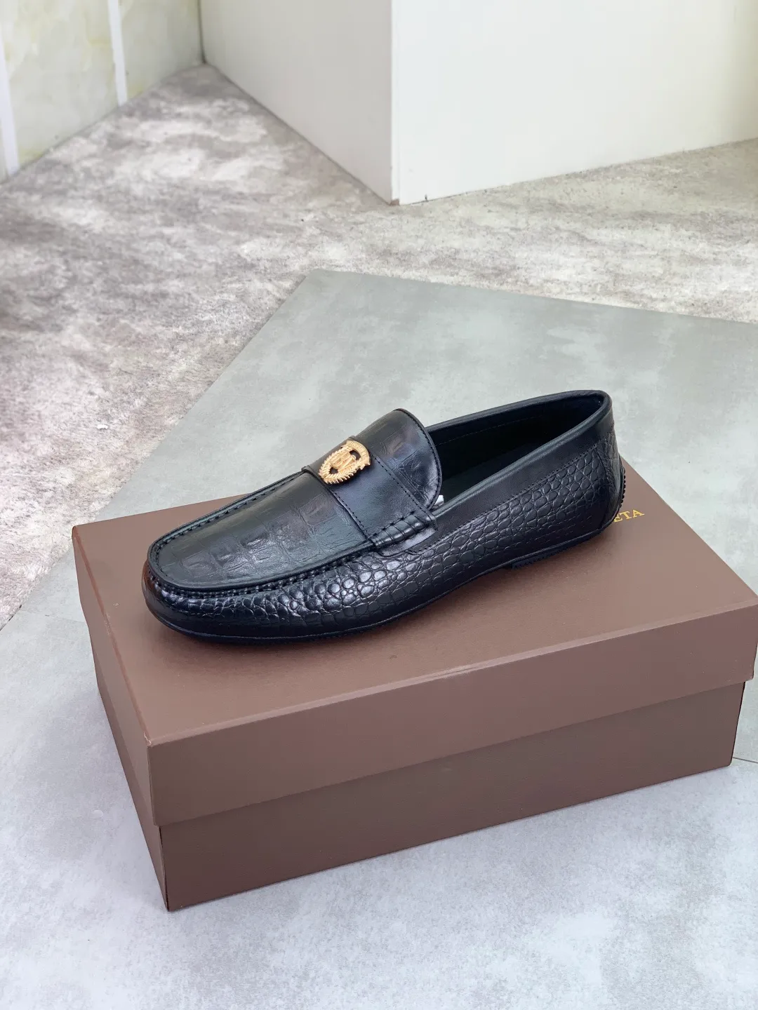 Men's shoes 💰P420 [New model] Water-dyed Niuli 💰High-quality business beanie shoes 💎💎💎 BOTTEGA VENETA official website synchronizes the latest top version of BV in the market, accepts material comparison, shoe type comparison, process comparison, practical and texture, versatile, suitable for any occasion, the more you look at it, the more it tastes. Pure hand-woven craftsmanship - Upper material, hand-woven calfskin imported from Italy 🇮🇹 - High-quality water-dyed cowhide lining - Original private model customized outsole -Size: 39-44 (38 45 can be customized) Color: black optional